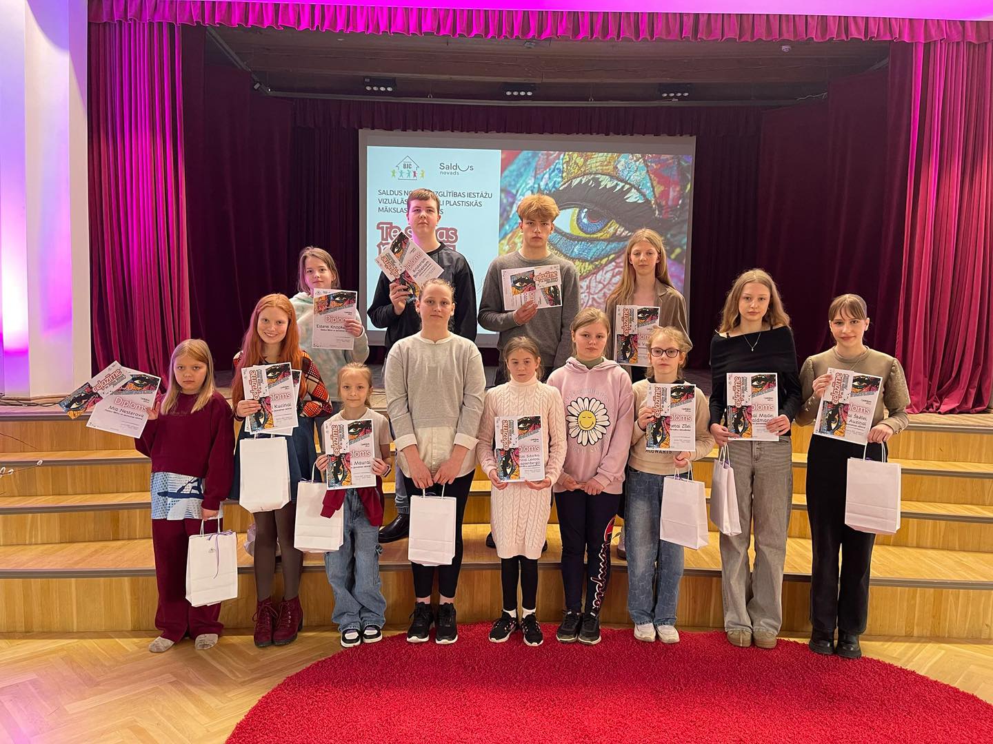 Konkursa laureātu kopbilde ar diplomiem un balviņām