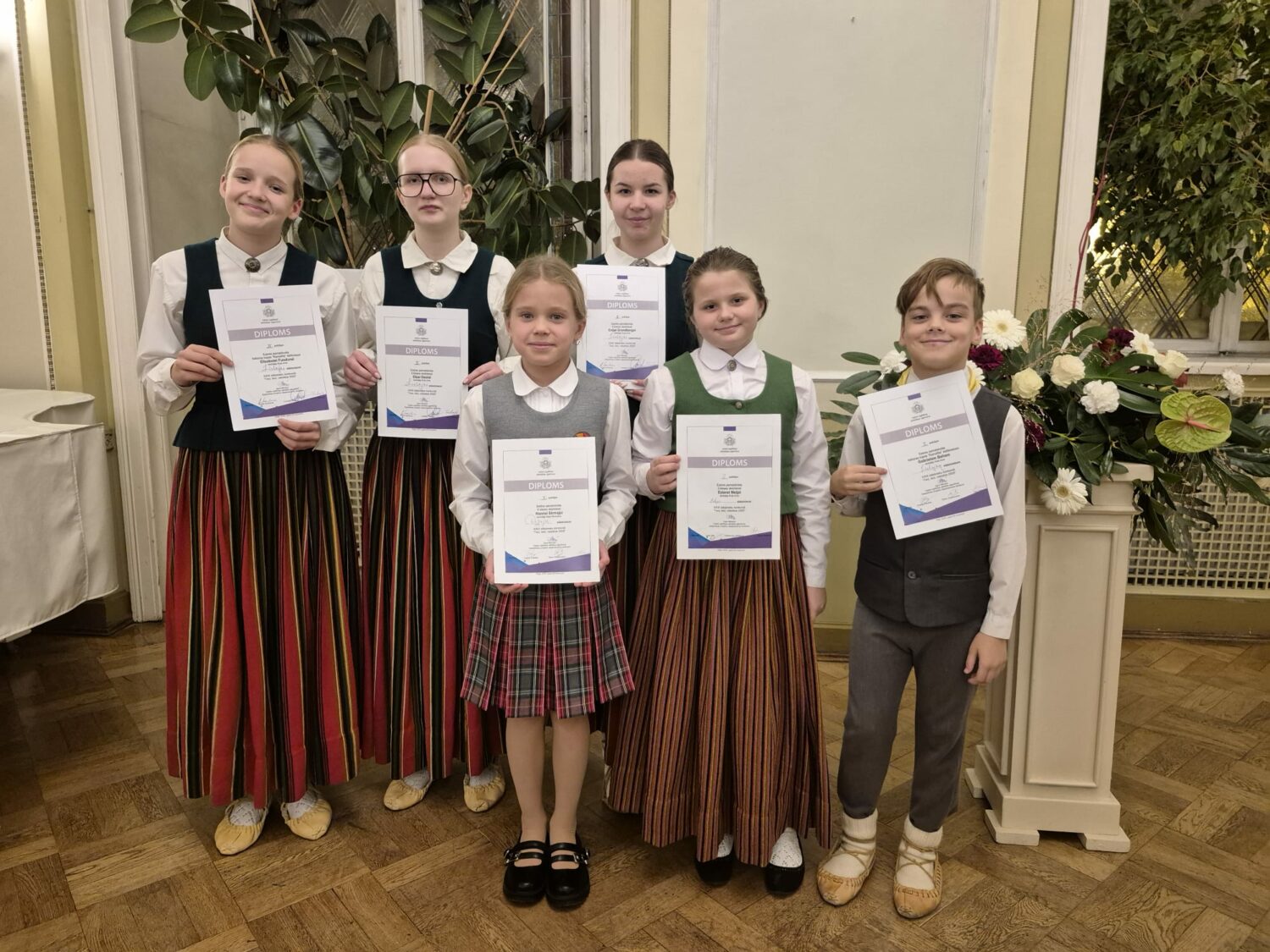 visu sešu konkursa dalībnieku kopbilde ar diplomiem rokās