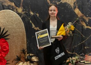 jauniešu gada balvas 1 ieguvēja pie foto sienas