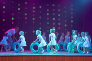 Kendi dejotāji dejo ar peldriņķiem