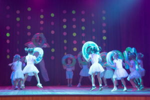 Kendi dejotāji dejo ar peldriņķiem