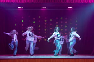 karsējmeitenes dejo uz skatuves