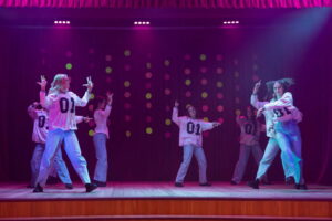 karsējmeitenes dejo uz skatuves