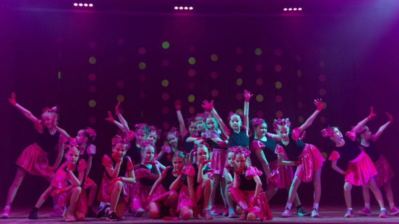 Mūsdienu deju grupas “KENDI” koncertā pulcējas vairāk kā 100 dejotāju