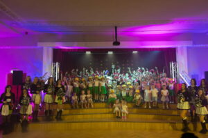 visu dalībnieku kopbilde uz skatuves un kāpnēm