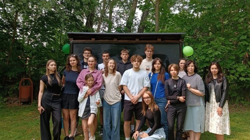 Iniciatīvas projekta ietvaros jaunieši papildina skolas zaļo klasi