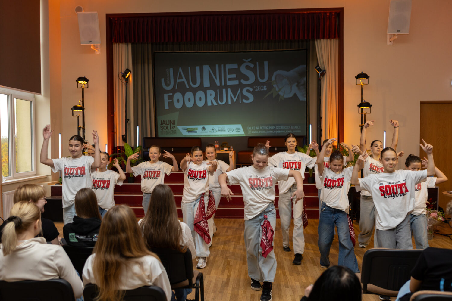 Saldus novada Jauniešu forumu atklāj Saldus BJC deju grupa ''Kendi''