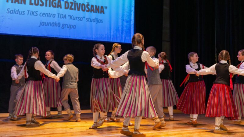 Aizvadīts Saldus novada skolēnu deju kolektīvu koncerts, gatavojoties XIII Latvijas skolu jaunatnes Dziesmu un deju svētkiem