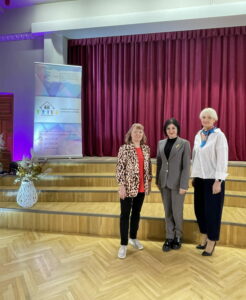 žūrijas trīs pārstāves pie skatuves