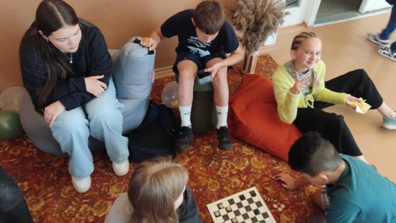 Jauniešu iniciatīva pārtop rezultātos: “Atpūtas stūrītis Lutriņu pamatskolā”