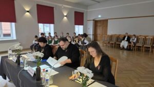 konkursa žūrija pie galda. no kreisās puses Sandra Medne, vidū Mārtiņš Lagzdons, labajā pusē Zanda Strogonova