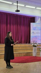 konkursa programmas pieteicēja, piesakot dalībniekus