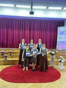 uz sarkanā paklāja visi seši konkursa dalībnieki, kuri tiek virzīti konkursa finālam Rīgā