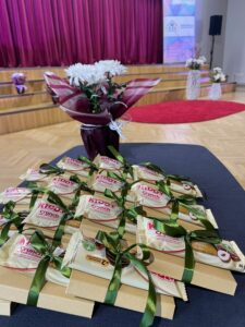 galdiņš ar paredzētajām dāvaniņām konkursa dalībniekiem - šokolādītes un blociņi