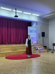 konkursa dalībniece no Ezeres pamatskolas