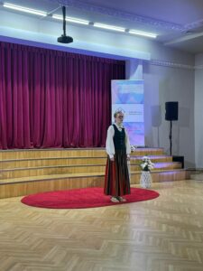 konkursa dalībniece no Ezeres pamatskolas