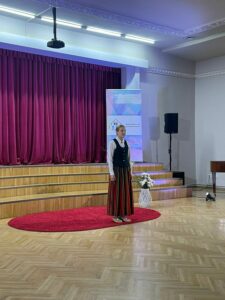 konkursa dalībniece no Ezeres pamatskolas