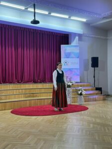 konkursa dalībniece no Ezeres pamatskolas