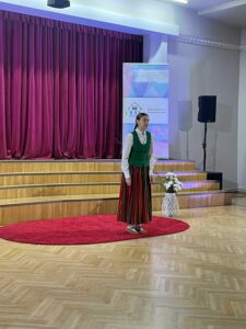 konkursa dalībniece no Ezeres pamatskolas