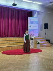 konkursa dalībniece no Ezeres pamatskolas