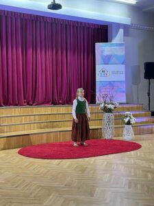 konkursa dalībniece no Ezeres pamatskolas