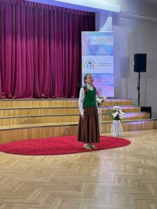 konkursa dalībniece no Ezeres pamatskolas