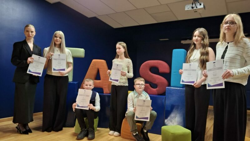 Mūsu novada skolēniem 1.pakāpes diplomi “Skolēnu skatuves runas konkursā” Talsos